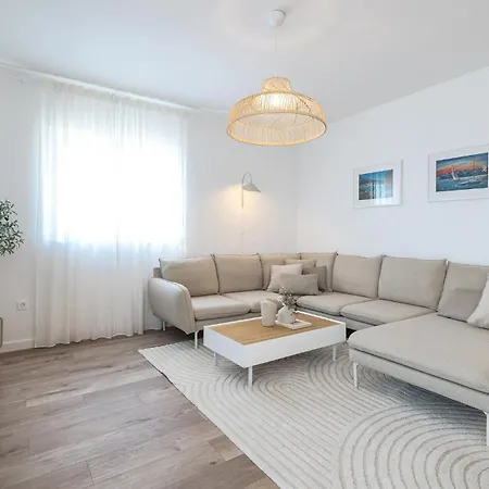 Beach Front Home In Maslenica With Sauna Hébergement de vacances